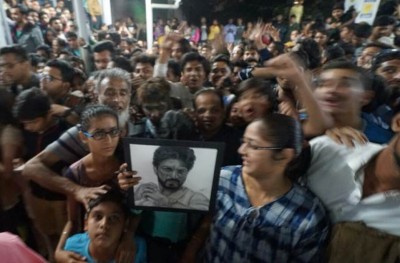 ޝާހްރުކް ދެކެލަން ގޮސް އުޅެނިކޮށް މީހަކު މަރުވެއްޖެ