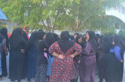 ޕްރިންސިޕަލާ ދޭތެރޭ ހިތްހަމަނުޖެހޭތީ ދުވާފަރު ދަރިވަރުން ސްކޫލަކަށް ނުފޮނުވާ