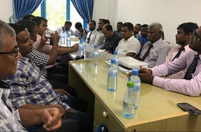 މިނިސްޓަރު ތޯރިގް އޮމަދޫއަށް ވަޑައިގަތުމުން ބަޔަކު މުޒާހަރާކޮށްފި