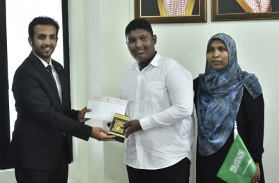 އޯޓިޒަމް ހުރި ނަބީހު ޤުރުއާން ހިތުދަސްކުރުމުން ސައުދީ ސަފީރުގެ ޚާއްސަ ހަދިޔާއެއް