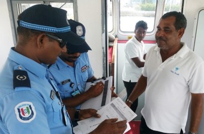 ފަތުރުވެރިން ގޮވައިގެން ދަތުރުކުރާ ލޯންޗްތައް ޗެކް ކުރަނީ