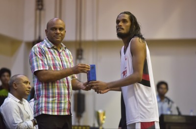 ކިންގްސް ބަލިކޮށް އެމްބީއޭ ކަޕުގެ ޗެމްޕިއަންކަން ޓީރެކްސް އަށް
