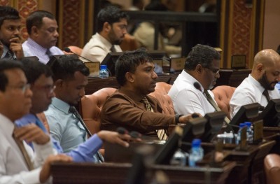ސިނގިރޭޓާއި އެނާޖީ ޑްރިންކުގެ އަގު ބޮޑުކުރާ އިސްލާހަށް މާދަމާ ވޯޓަށް އަހަނީ