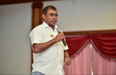 ޑރ. މައުސް: މިއީ އެހެން މީހެއް