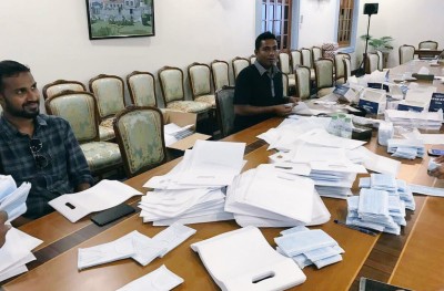 އެޗް1އެން1 ފެތުރޭތީ ފަސްޓް ލޭޑީގެ އޮފީހުން މާސްކާއި ބޭސް ބަހަނީ