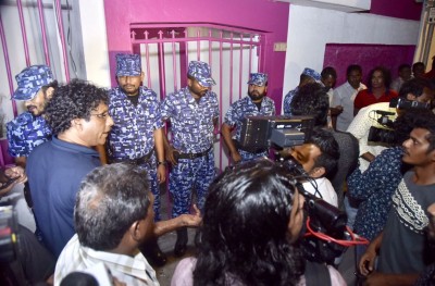 މައުމޫންގެ އޮފީހުގައި ހުރި ނަންބޯޑާއި ޕީޕީއެމްގެ ދިދަ ފުލުހުން ގެންގޮސްފި
