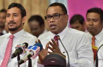 މައުމޫނާއި ނަޝީދު އެއްގަލަކަށް، އާދައިގެ ނިންމުމެއް ނޫން