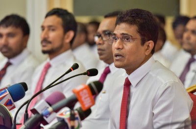 އަޒްމޫނުގެ ސުވާލާ ގުޅިގެން ދައުވާ ކުރާނެ ކަމުގެ އިންޒާރު ދީފި