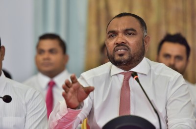 އަޒްމޫނުގެ ސުވާލާ ގުޅިގެން ދައުވާ ކުރާނެ ކަމުގެ އިންޒާރު ދީފި