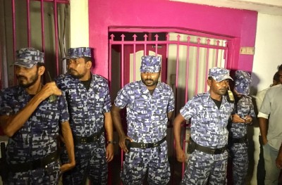މައުމޫންގެ އޮފީހުގައި ހުރި ނަންބޯޑާއި ޕީޕީއެމްގެ ދިދަ ފުލުހުން ގެންގޮސްފި