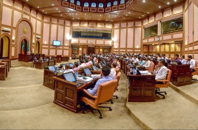 މަޖިލިހުގެ ރިޔާސަތާ ދެން ނުބެހޭތި! އެ އޮތީ ހިމާޔަތްކޮށްފައި!