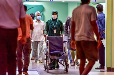 ސްވައިން ފްލޫ ޖެހުނު އަންހެން މީހާގެ ދަރިފުޅު ބޭރަށް ގެންދަނީ