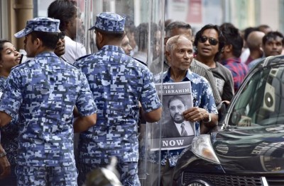 ޑިމޮކްރަސީގެ އަސާސްތައް ދެމެހެއްޓުމަށް އދ. އިން ރާއްޖެ އަށް ގޮވާލައިފި