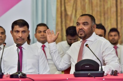 42 މެމްބަރުންގެ ސޮއި ނެތި މަޖިލިހުގެ ރައީސް ވަކި ނުކުރެވޭ ގޮތަށް ކޮމެޓީން ފާސްކޮށްފި