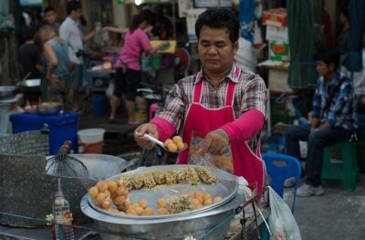 ބެންކޮކްގެ މަގުމަތީގައި ކާބޯތަކެތި ވިއްކުން މަނާކުރަނީ