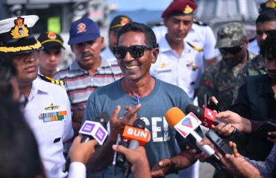 ނައީމާއި ޒުލޭޚާ: ގަދަ ކަނޑުގައި ވެސް އެކަކު އަނެކަކަށްޓަކައި!