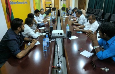 ލާމަރުކަޒީ ނިޒާމުގެ ބާރު އަނބުރާ ހޯދުމަށް ނަޝީދު އެދިވަޑައިގެންފި