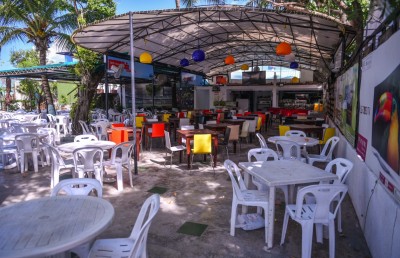 ކާނިވަލުގެ ޗިލެކްސް ކެފޭ ފުލުހުން ގޮސް ބަންދުކޮށްފި