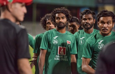 އައްމަޑޭގެ ހުރީ ފޯމުގައި، އޭނާ ޓީމަށް މުހިއްމު
