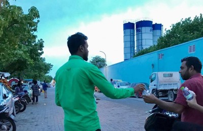 މި މީހުންގެ ކަމަކީ މަގުމަތިން ދާ މީހުން ރޯދަ ވީއްލަން އެހީތެރިވުން!