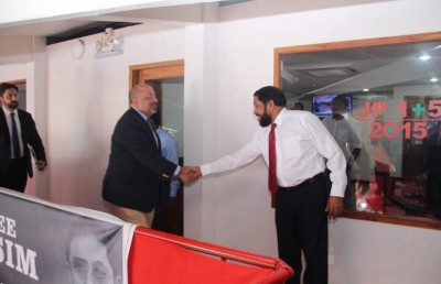އެމެރިކާގެ ސަފީރު އިދިކޮޅު ފަރާތްތަކާ ބައްދަލު ކުރައްވައިފި
