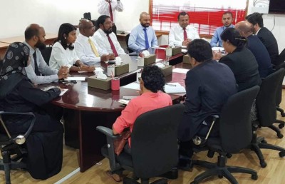 އެމެރިކާގެ ސަފީރު އިދިކޮޅު ފަރާތްތަކާ ބައްދަލު ކުރައްވައިފި