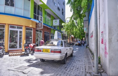 ކާނެއްގެ ތެރެއަށް ކުޑަކުއްޖަކު ގަނބައިގަނެ ފައި ޒަޚަމްވެއްޖެ