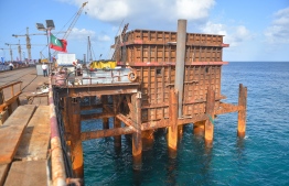 ބްރިޖުގެ ގިނަ މަސައްކަތްތަކެއް ނިމިއްޖެ، ޑެކު އަޅަން ފަށަނީ