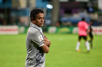 އީގަލްސް އިން ނުފެނިދާނެ: ސާންތީ