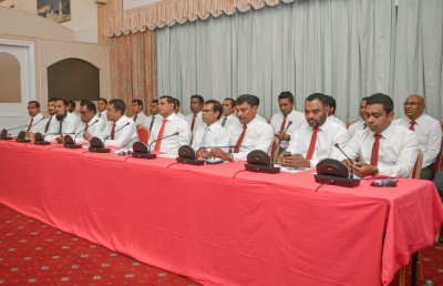 މުބީން ހިތްހަމަޖެހިވަޑައިނުގެން ނިއުސް ކޮންފަރެންސް ދޫކުރައްވައިފި