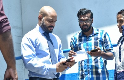 ފާރިސް ކޯޓަށް ގެންދިއުމުން އެއްވި މީހުންގެ ގަޔަށް ޕެޕާ ސްޕްރޭ ޖަހައިފި
