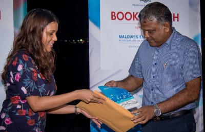 ބިމާ ބެހޭ ގާނޫނާއި ވަޒީފާއާ ބެހޭ ގާނޫނާ ބެހޭ ދެ ފޮތެއް ލޯ އިންސްޓިޓިއުޓުން ނެރެފި
