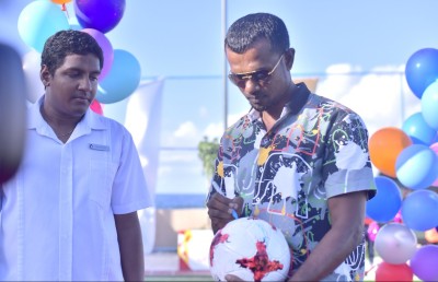 ސެންޓާރާ ރަސްފުށީގެ މުވައްޒަފުންނަށް ފުޓްސަލް ދަނޑެއް