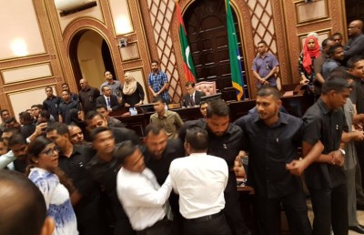 ޖަލްސާ ނުފެށެނީސް ސިފައިން މަޖިލީހުގެ ތަޅުމަށް ވަން މައްސަލަ ބަލަން އެދެފި