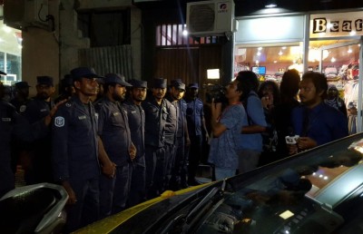 ކުނޫޒަށް ވަނަ ނުދިނުމުން އިދިކޮޅު މެމްބަރުން އެމްޑީޕީ އޮފީސް ކުރިމަތީ ފަށައިފި