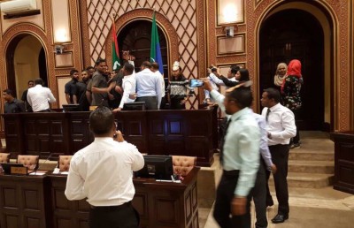 މިނިސްޓަރު އޮޅުވާލީ، ގާނޫނާ ޚިލާފު އަމަލަށް ވަކިވަކި ސިފައިން ވެސް ޒިންމާ ނަގަން ޖެހޭ: ވަކީލުން