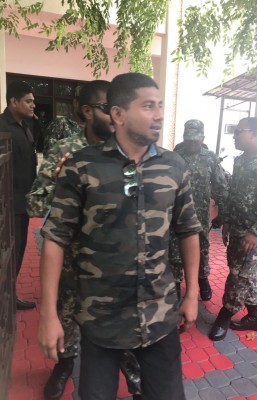 މަހްލޫފާއި އީވާ ސިފައިން ލާ ކަހަލަ ޔުނީފޯމެއްގައި! މަޖިލިހަކަށް ނުވަދެވުނު