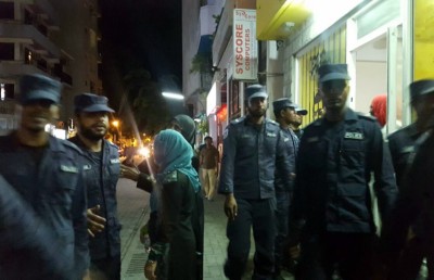 ކުނޫޒަށް ވަނަ ނުދިނުމުން އިދިކޮޅު މެމްބަރުން އެމްޑީޕީ އޮފީސް ކުރިމަތީ ފަށައިފި