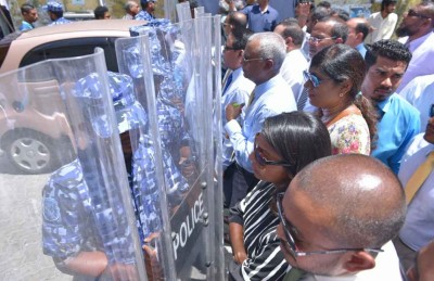 ސިފައިންނާއި ފުލުހުން ރައްޔިތުންގެ މަޖިލިހަށް އަރައިގަތް ދުވަސް!