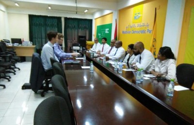 އިނގިރޭސިވިލާތުގެ ސަފީރުގެ ނައިބު އިދިކޮޅު ފަރާތްތަކާ ބައްދަލުކޮށްފި