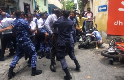 ސިފައިންނާއި ފުލުހުން ރައްޔިތުންގެ މަޖިލިހަށް އަރައިގަތް ދުވަސް!