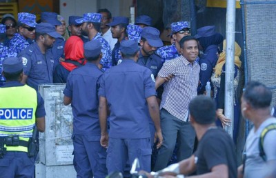 ފުލުހުންގެ ފޮޓޯ އާއި ޒާތީ މައުލޫމާތު އާންމުކުރާ މީހުންނަށް ފިޔަވަޅު އަޅަނީ