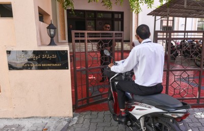 އެމްއެންޑީއެފުން އަންގާފައި ވަނީ މިއަދު މަޖިލިހަށް ވަދެވޭނީ މުވައްޒަފުންނަށް އެކަނި ކަމަށް: އަމީން އާންމު