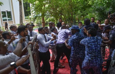 އިދިކޮޅު 12 މެމްބަރެއްގެ މައްސަލަ ޕީޖީ އަށް ފޮނުވައިފި