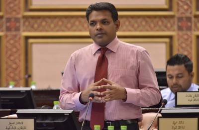 ބަންދުކުރުމާ ގުޅޭ މިންގަނޑުތަކެއް ނެތި މީހުން ބަންދު ކުރަމުން ދިއުމަކީ ނުރައްކަލެއް: މެންބަރު ނަޝީދު