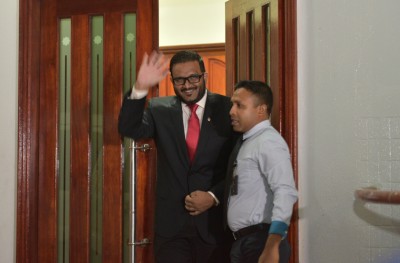 ލޮލުގެ ޑޮކްޓަރަށް ދެއްކުމަށް އަދީބު މާލެ ގެނެސްފި