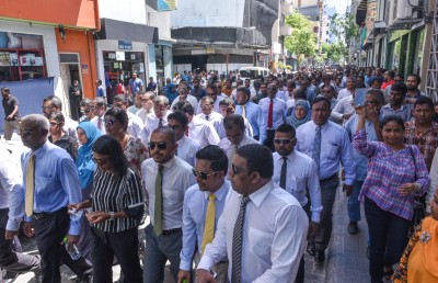 ޕީޖީ އުޅެނީ މެންބަރުންނާ ދެކޮޅަށް ފުލުހުންގެ ބަޔާންތައް ބަދަލުކުރަން: އިދިކޮޅު ޕާޓީތައް