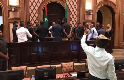 ހުކުމް އަވަސްކޮށްދޭން ސިފައިންނާއި ފުލުހުން ސުޕްރީމް ކޯޓުގައި އެދެން ޖެހޭ: ނަޝީދު