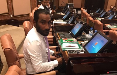 ބިސް ކޮތަޅު އޮތީ މެމްބަރު އައްސަދުގެ އަތުގައި!
