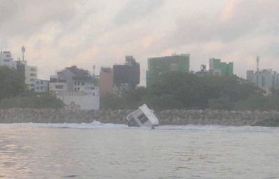 މާލޭގެ ނެރުމައްޗަށް ލޯންޗެއް ބަންޑުން ޖަހާލައި ތިން މީހަކަށް އަނިޔާވެއްޖެ
